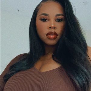 Meet your Posher, Debrianne